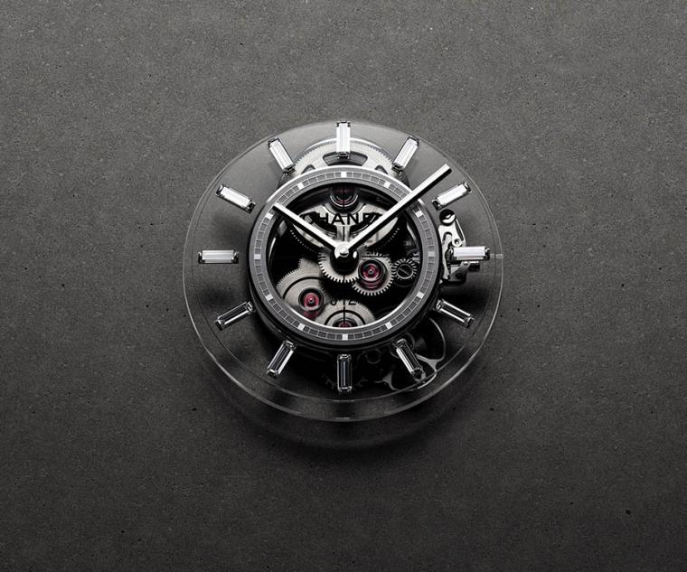 CHANEL CALIBRE 3.1手動上鍊鏤空自製機芯,動力儲存約55小時,振頻28,800次/小時,藍寶石水晶錶盤、底板、齒輪橋及計時錶橋,具可變慣性平衡及防震系統。